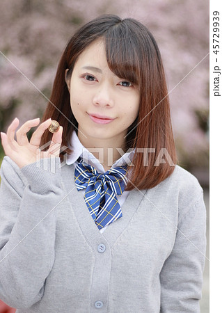 好きな先輩の第2ボタンを持つ女子高生 45729939