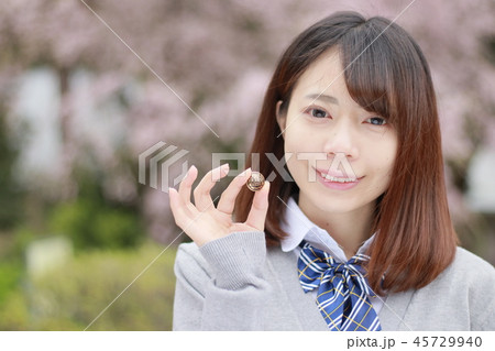 好きな先輩の第2ボタンを持つ女子高生 45729940