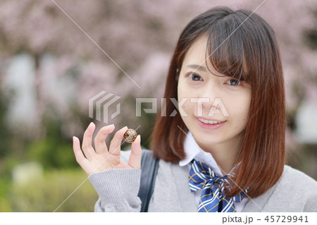 好きな先輩の第2ボタンを持つ女子高生 好きな先輩の第2ボタンを持つ女子高生 45729941