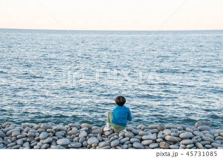 鳴り石の浜にて海を見つめる男の子 鳴り石の浜にて海を見つめる男の子 45731085