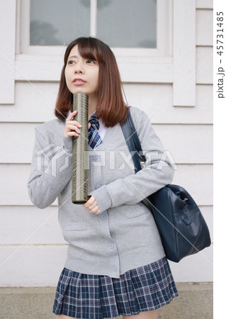 木造校舎と卒業証書を持つ女子高生 45731485