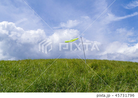 風が吹く草原の丘 45731796