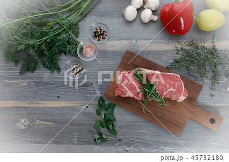 肉　ニューヨークカットのサーロインステーキ　生肉 45732180