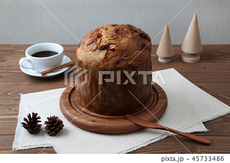 パネットーネ イタリアのケーキ コーヒー テーブル セッティング パネットーネ イタリアのケーキ コーヒー テーブル セッティング 45733486