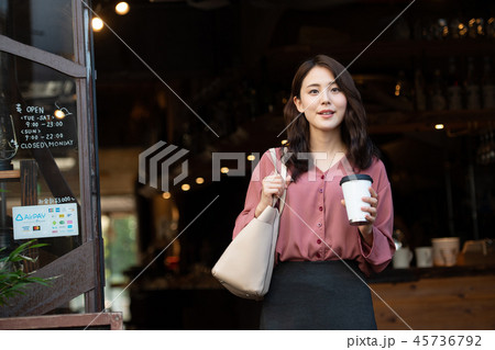 カフェ テイクアウト コーヒー OL ビジネスウーマン 45736792