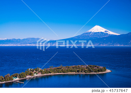 （静岡県）大瀬崎（おせざき）から海越しの富士山 45737647