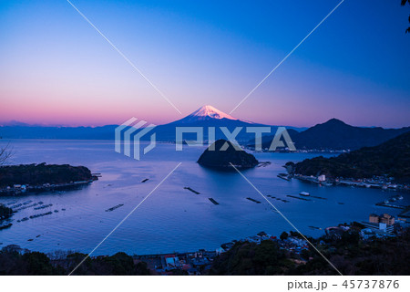 【静岡県】早朝の内浦湾と富士山 45737876