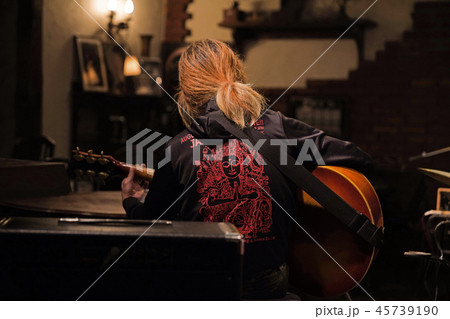 自作のシャツを着て演奏するギタリスト 45739190