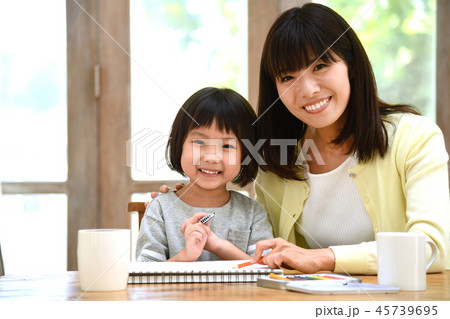 家族写真　親子でお絵かき 45739695