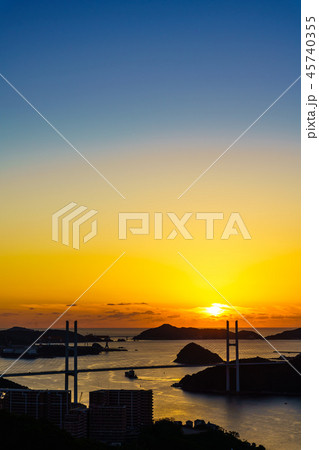 鍋冠山から女神大橋と夕陽　【長崎県長崎市】 45740355