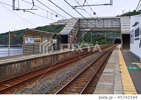 【新潟県】日本一海に近い(といわれる)青海川駅 【新潟県】日本一海に近い(といわれる)青海川駅 45742594
