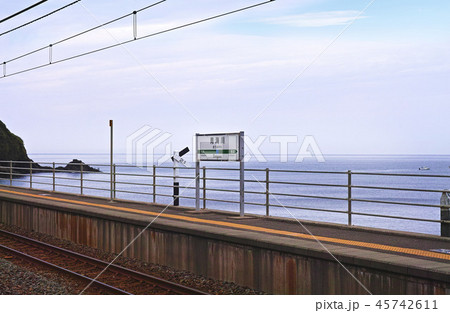 【新潟県】日本一海に近い(といわれる)青海川駅 【新潟県】日本一海に近い(といわれる)青海川駅 45742611