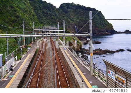 【新潟県】日本一海に近い(といわれる)青海川駅 【新潟県】日本一海に近い(といわれる)青海川駅 45742612