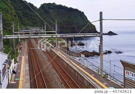 【新潟県】日本一海に近い(といわれる)青海川駅 【新潟県】日本一海に近い(といわれる)青海川駅 45742613