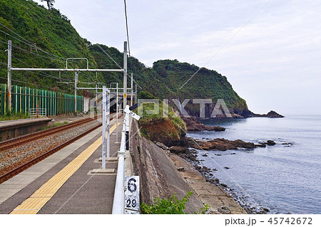 【新潟県】日本一海に近い(といわれる)青海川駅 【新潟県】日本一海に近い(といわれる)青海川駅 45742672