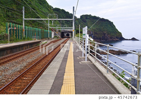 【新潟県】日本一海に近い(といわれる)青海川駅 【新潟県】日本一海に近い(といわれる)青海川駅 45742673