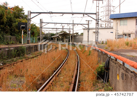 雑草も枯れ始めた鶴見線浅野駅の海芝浦支線ホーム 45742707