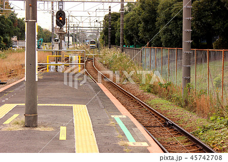 鶴見線浅野駅に到着する下り電車(1) 鶴見線浅野駅に到着する下り電車(1) 45742708