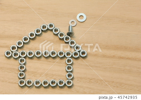 木の板の上にナット等で描かれた「家」の絵。DIY・住宅リフォーム・住宅修繕イメージ。 木の板の上にナット等で描かれた「家」の絵。DIY・住宅リフォーム・住宅修繕イメージ。 45742935