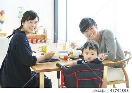 家族 育児 食事 カメラ目線 家族 育児 食事 カメラ目線 45744398