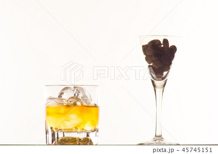 ウイスキーのロック　ミックスナッツと 45745151