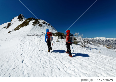 浅春の上州武尊山稜線を行く登山者と剣ヶ峰 45749629