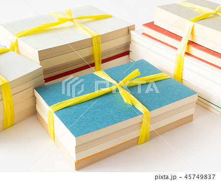 本　断捨離　書籍　処分　引越し　遺品整理　ビニール紐　荷造りヒモ 45749837