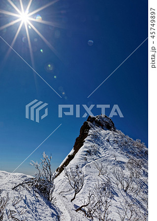 雪の上州武尊山・剣ヶ峰と青空・太陽 45749897