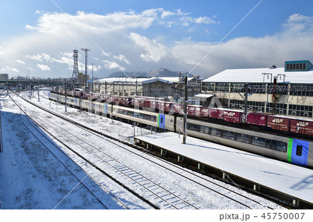 北海道函館市五稜郭駅を通過する振り子特急の風景を撮影 45750007