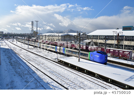 北海道函館市五稜郭駅を通過する振り子特急の風景を撮影 北海道函館市五稜郭駅を通過する振り子特急の風景を撮影 45750010
