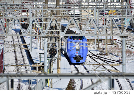 北海道函館市五稜郭駅を通過する振り子特急の風景を撮影 45750015