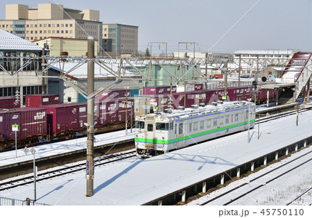 北海道函館市五稜郭駅を通過する各駅停車の列車が通過する風景を撮影 45750110