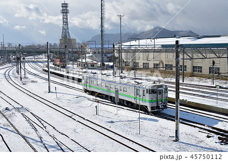 北海道函館市五稜郭駅を通過する各駅停車の列車が通過する風景を撮影 45750112