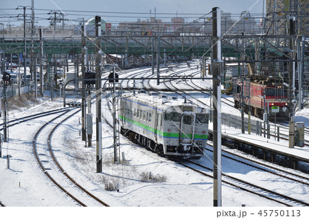 北海道函館市五稜郭駅を通過する各駅停車の列車が通過する風景を撮影 45750113