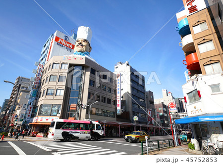 日本の東京都市景観　菊屋橋交差点から、かっぱ橋道具街を望む 45752853