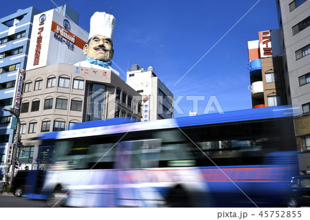 日本の東京都市景観　菊屋橋交差点から、かっぱ橋道具街を望む 45752855