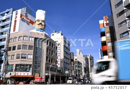 日本の東京都市景観　菊屋橋交差点から、かっぱ橋道具街を望む 45752857
