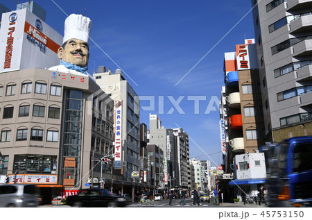 日本の東京都市景観　かっぱ橋道具街など、街並みを望む 45753150