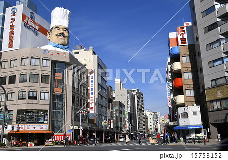 日本の東京都市景観　かっぱ橋道具街など、街並みを望む 45753152