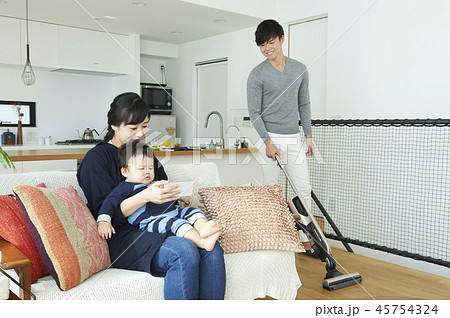 家族　育児　家事　掃除 45754324
