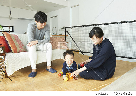 家族　育児　赤ちゃん　遊ぶ 45754326