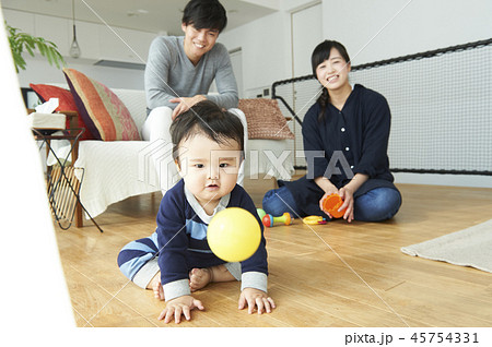 家族 育児 赤ちゃん 遊ぶ 家族 育児 赤ちゃん 遊ぶ 45754331