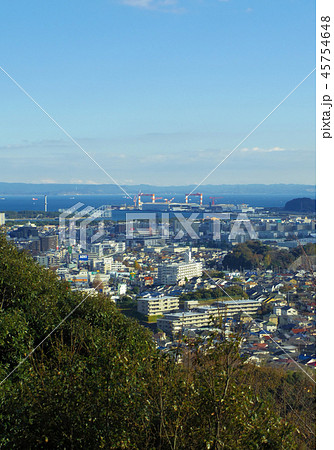 横浜市金沢区の街並み 遠景に八卦島や東京湾を望むの写真素材