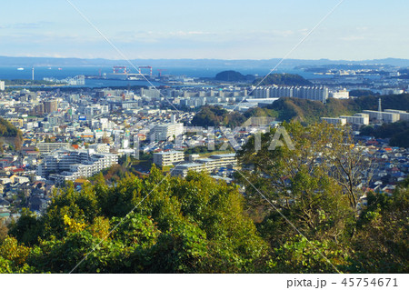 横浜市金沢区の街並み、遠景に八卦島や東京湾を望む 45754671