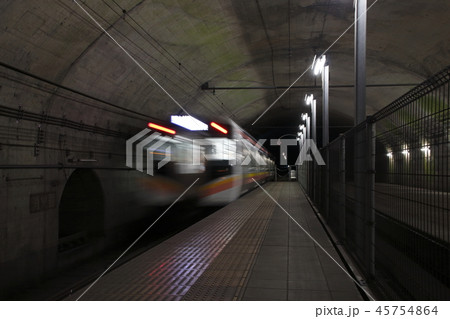 上越線 土合駅（下りホームを発車する電車） 45754864