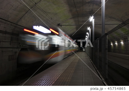上越線 土合駅（下りホームを発車する電車） 45754865