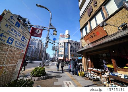 日本の東京都市景観　「菊屋橋」交差点やかっぱ橋道具街などを望む 45755131