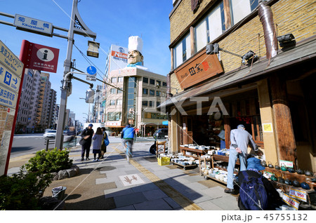 日本の東京都市景観　「菊屋橋」交差点やかっぱ橋道具街などを望む 45755132