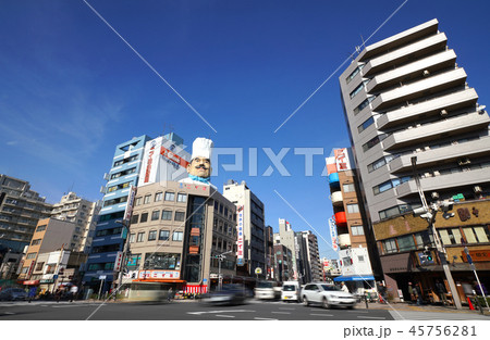 日本の東京都市景観　かっぱ橋道具街や「菊屋橋」交差点の車の流れなどを望む 45756281