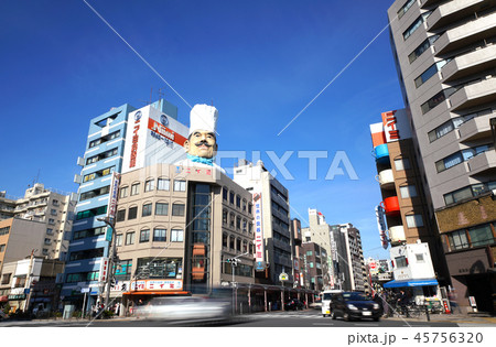 日本の東京都市景観　かっぱ橋道具街や「菊屋橋」交差点の車の流れなどを望む 45756320